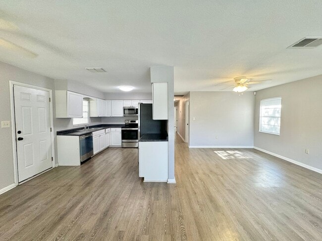 Photo - 311 Ave B SE