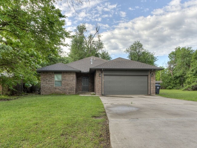 Building Photo - Newer Home + Putnam City Schools + 3 bedrooms