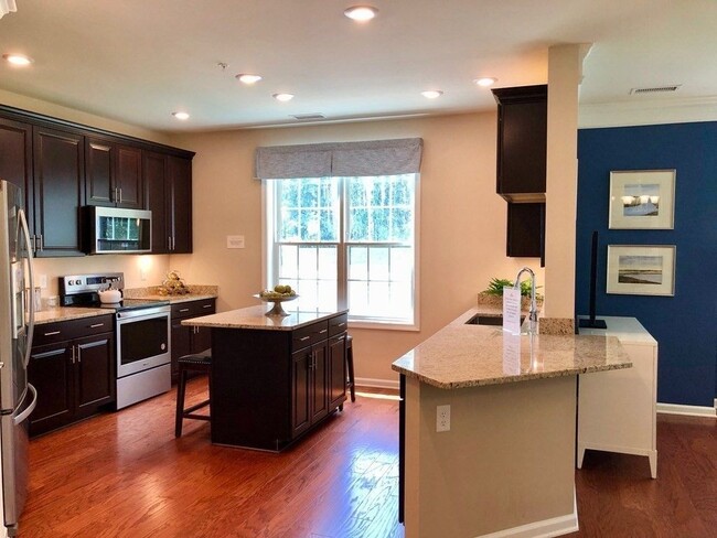 Photo - 130 University Ave