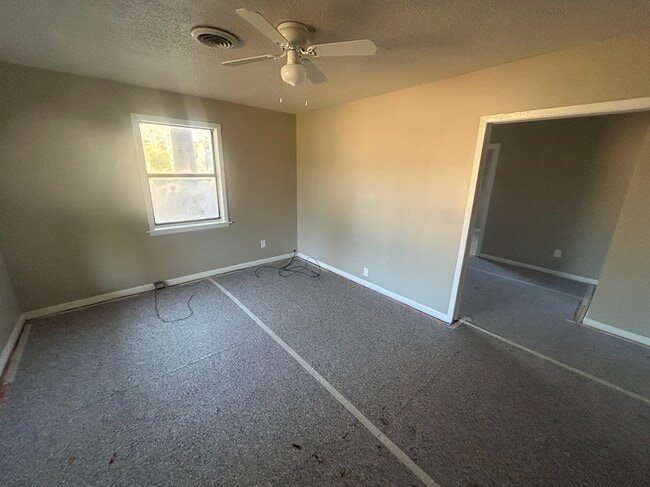 902 Mercedes St