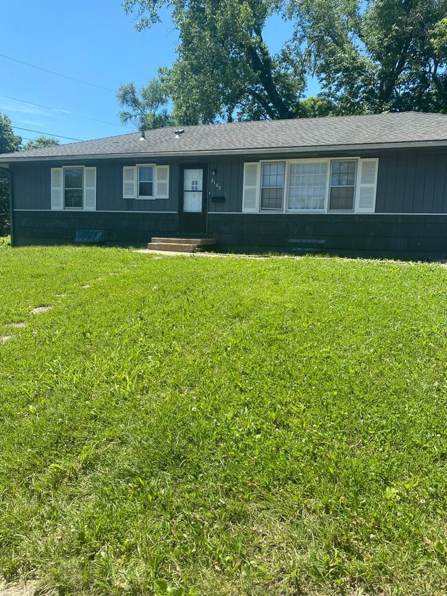 Building Photo - Spacious 3 bedroom house