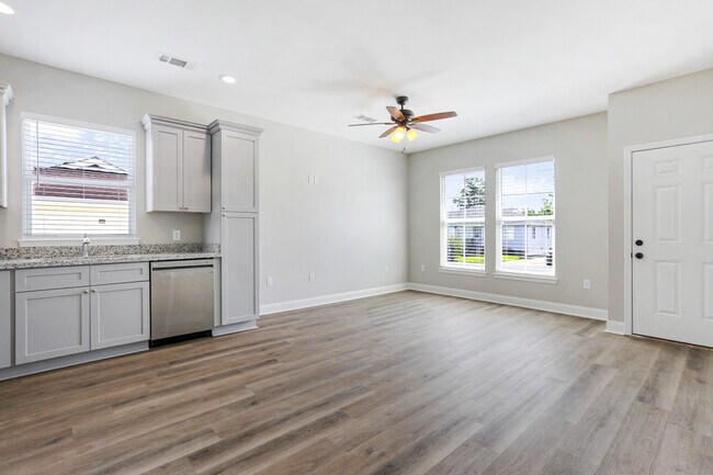 Photo - 406 Community St