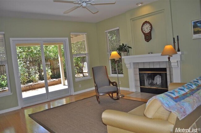 Photo - Comfortable Contemporary  Furnished home