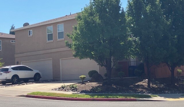 4 Beds/2.5 Bath