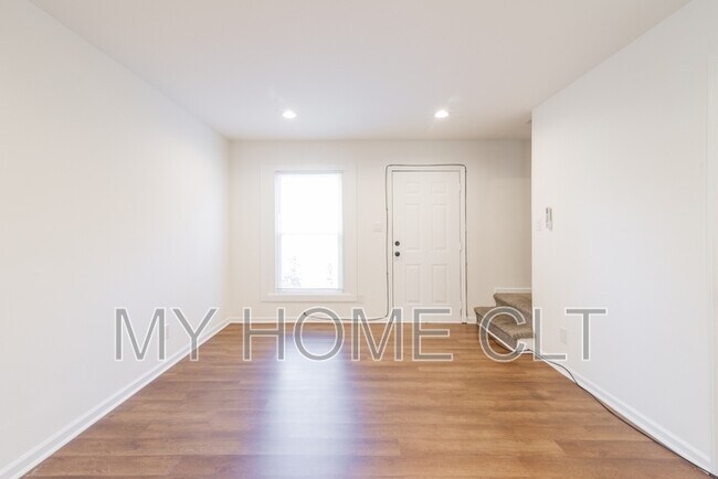 Photo - 929 Cantwell St