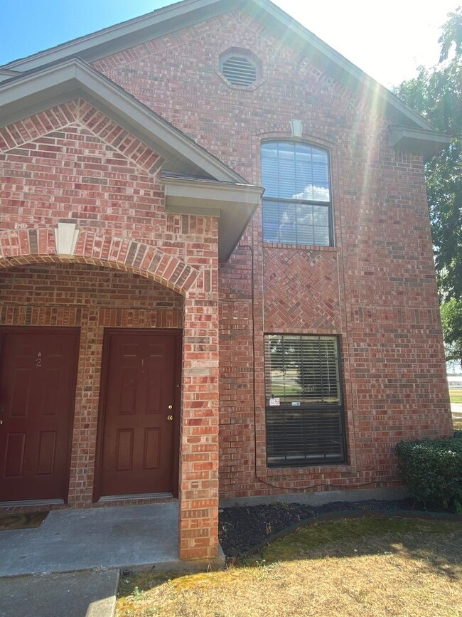 2 Bedroom Townhome in Denton - 2 Bedroom Townhome in Denton