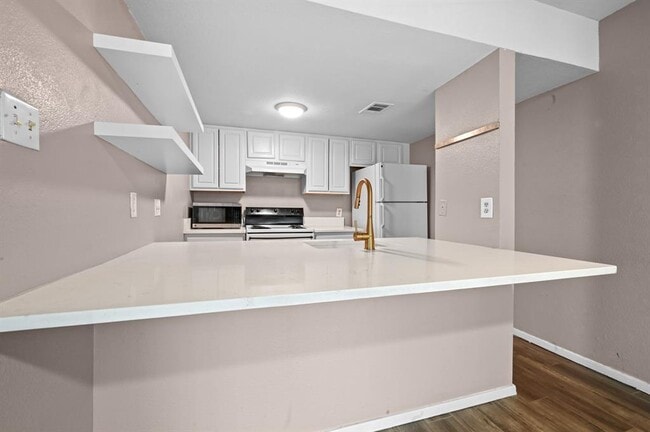 Building Photo - 2124 Burton Dr Unit 204