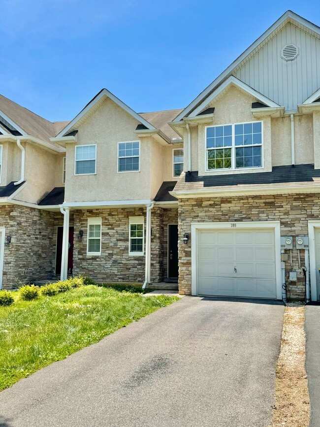 Building Photo - THREE BEDROOM/2.5 BATH TOWNHOME in EAST PENN School District