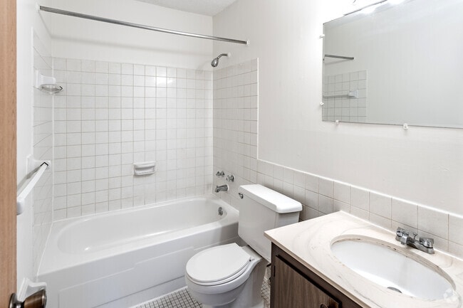 1BR, 1BA - 636SF - Bathroom