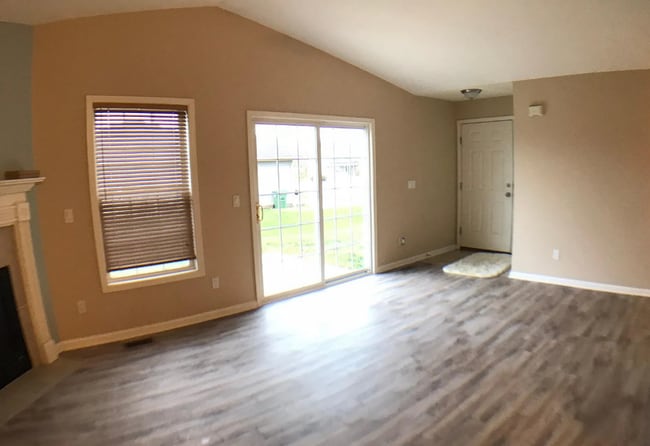 Photo - 208 Redbud Dr