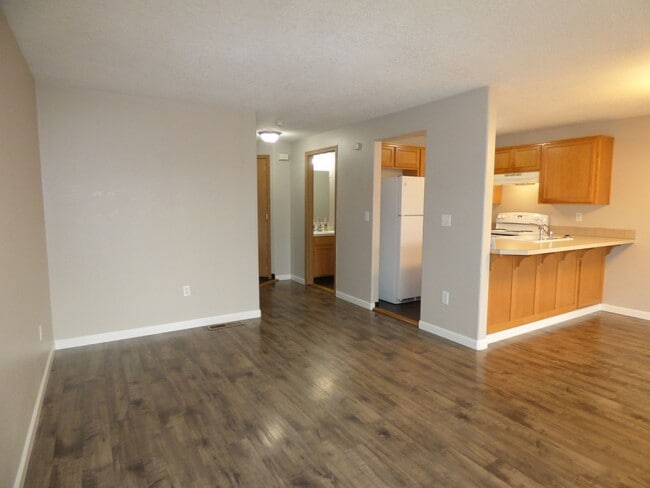 Building Photo - Sulbri04-102/104/106 Rice LN Unit 104