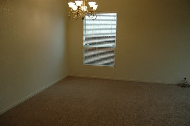 Photo - Spacious 3 Bed / 2 Bath Home – Over 2,000 Sq Ft