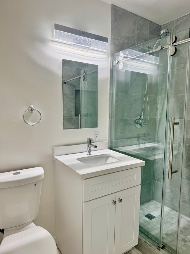 Building Photo - 1595 E Chevy Chase Dr Unit 8