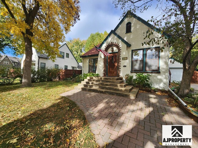 Building Photo - Charming 3/2 near McKennan Park