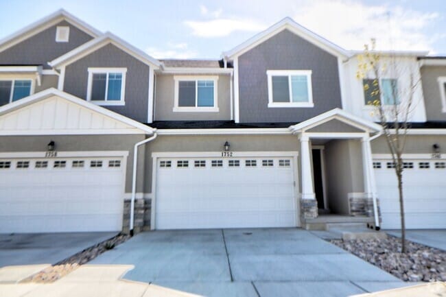 Building Photo - 4 Bedroom Exchange Townhome