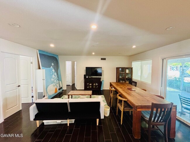 Photo - 23813 Calvert St