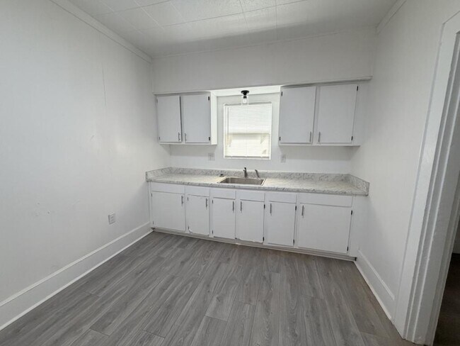 Photo - 2115 Ave F