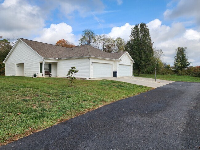 Outside - 1445 Ford Rd Unidad A