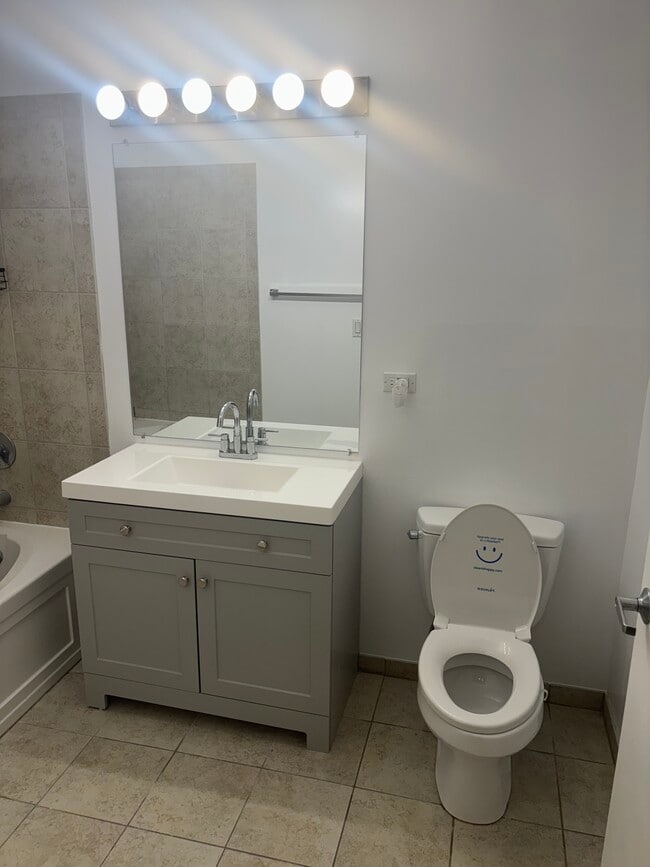 Bathroom - 235 W Van Buren St Unit 1717