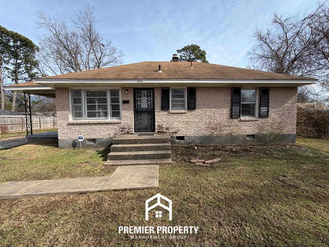 Building Photo - Charming 3BR Home w/ Hardwood Floors & Fenced Backyard in East Memphis