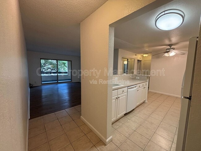 Photo - 466 Crescent St Unidad 207