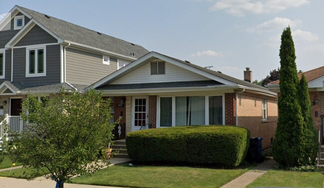 Building Photo - 7719 W Sherwin Ave