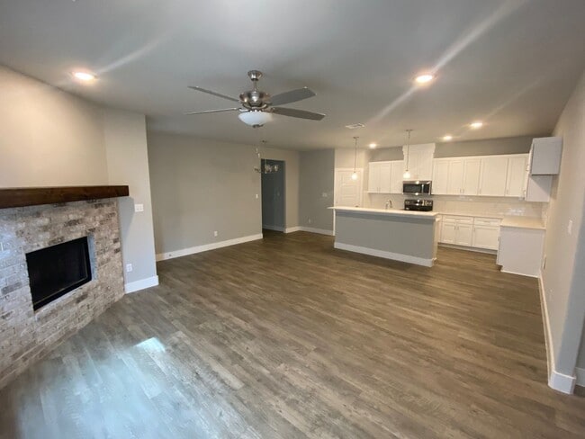 Building Photo - 3/2/2 FIREPLACE - NEW FLOORING + NEW PAINT