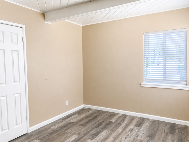 Photo - 610 Denslowe Dr Unit B