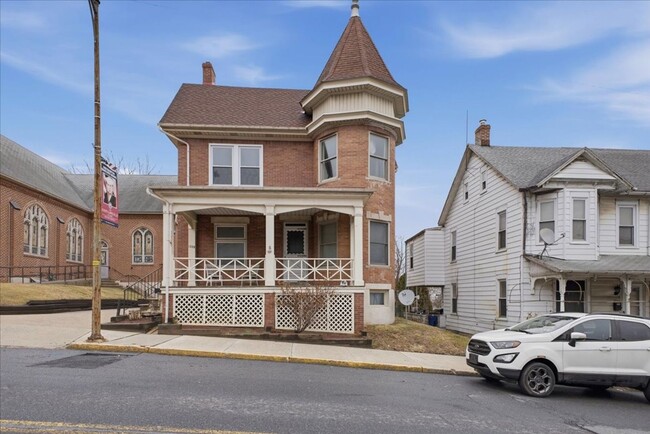Building Photo - Spacious Victorian, over 2400 sq ft