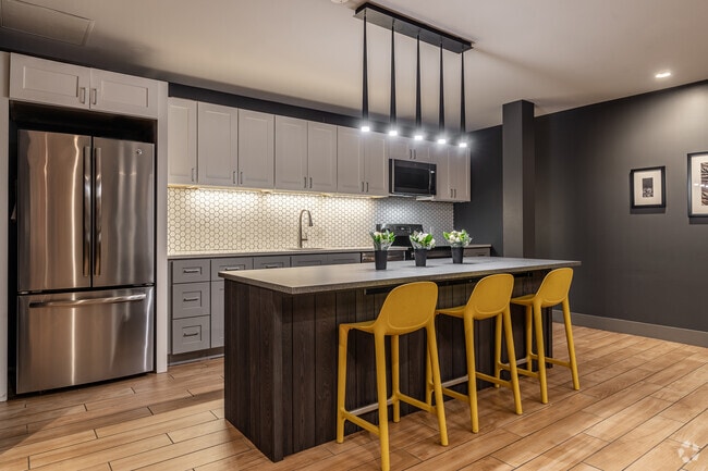 Building Photo - Luxury On Pine Rental
