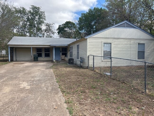 Photo - 1807 Poage Ave