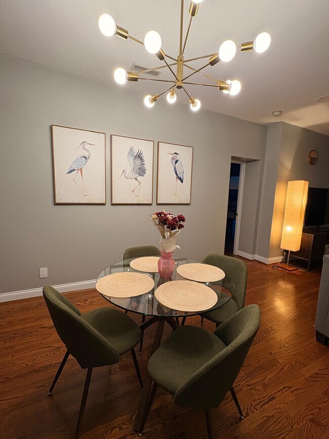 Área de comedor: las luces son regulables. - 1925 Auburn Ave Unidad 7