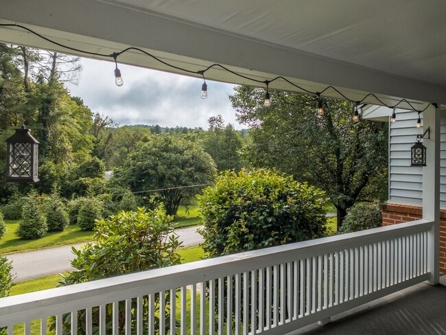 Beautiful Three-Bedroom with Fenced Yard i... - Beautiful Three-Bedroom with Fenced Yard i... House
