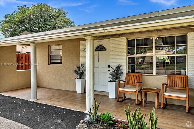 Building Photo - 4633 SW 28th Ave Rental