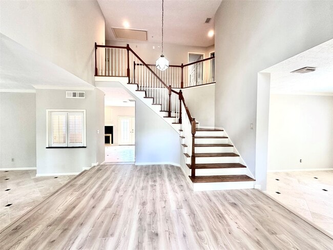 Photo - 15 Outervale Pl