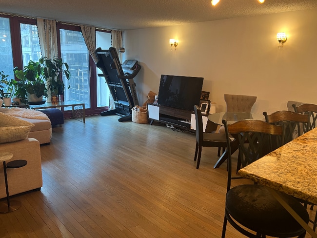 Building Photo - 200 N Dearborn St