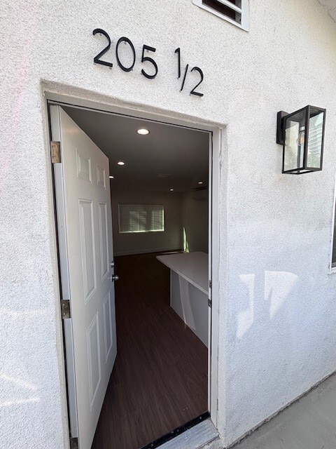 Building Photo - 205 1/2 W Colden Ave Unit 205 1/2