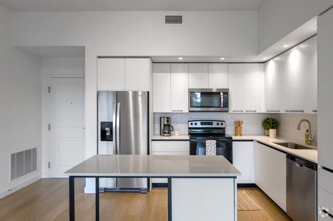 1BR, 1BA - 757SF - Kitchen - South Pointe Apartments