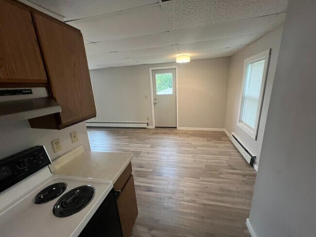 Photo - 10729 Main St