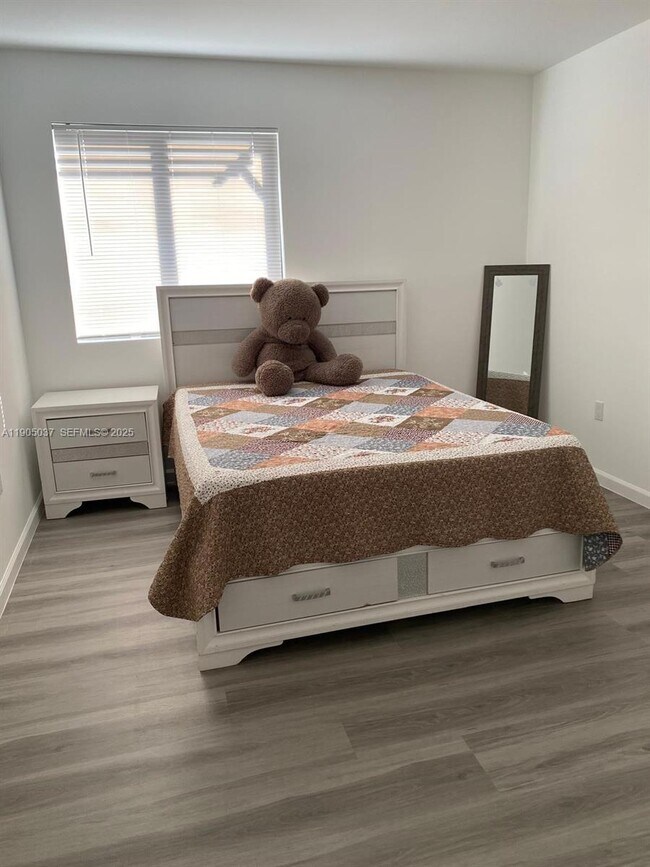 Photo - 916 NW 8th St