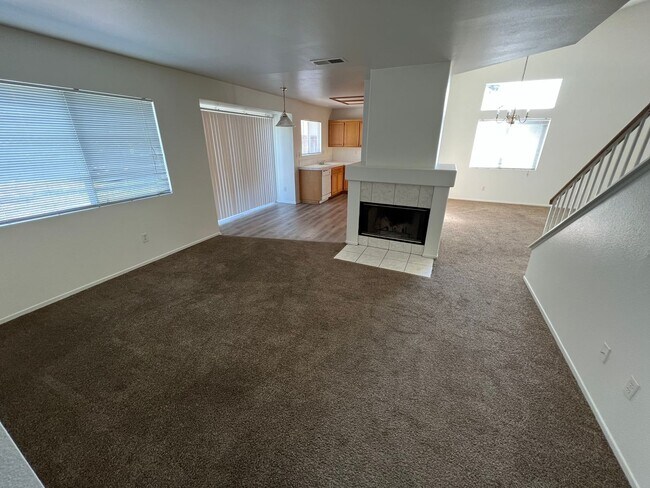 Photo - Craiglist: 2.5 ba, 2 story house, Li rm, F...