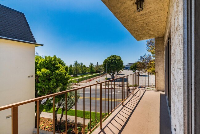 Photo - 10996 Wellworth Ave Unit 4