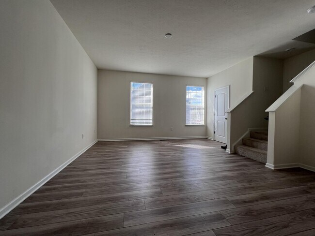 Photo - 222 Queensbury Ct