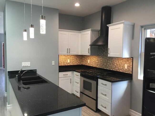 Photo - 1115 Clark St