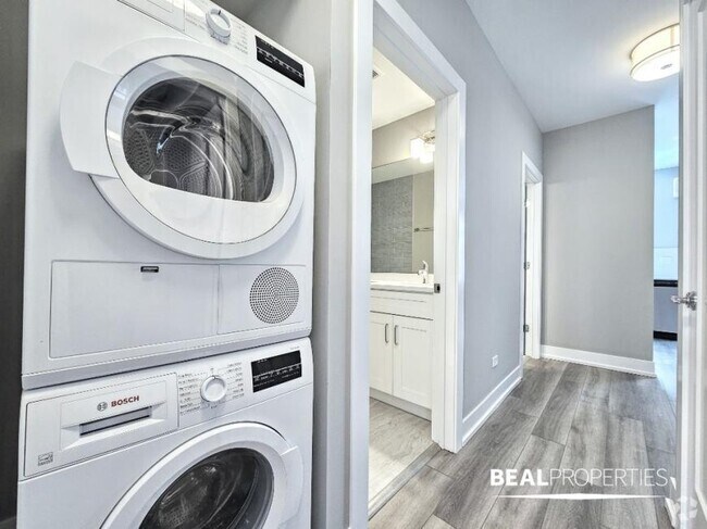 Building Photo - 2 bedroom in CHICAGO IL 60613 Unit E1 Rental