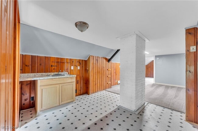 Building Photo - 915 Helmsdale Rd Unit 3