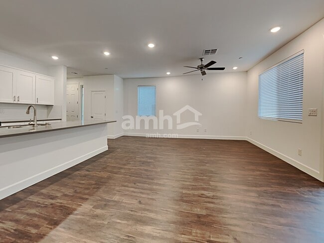 Photo - 654 N Water St