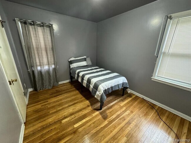 Photo - 13411 Tacoma St