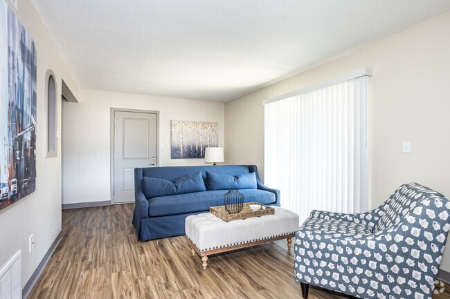 2BR, 1BA - 750SF