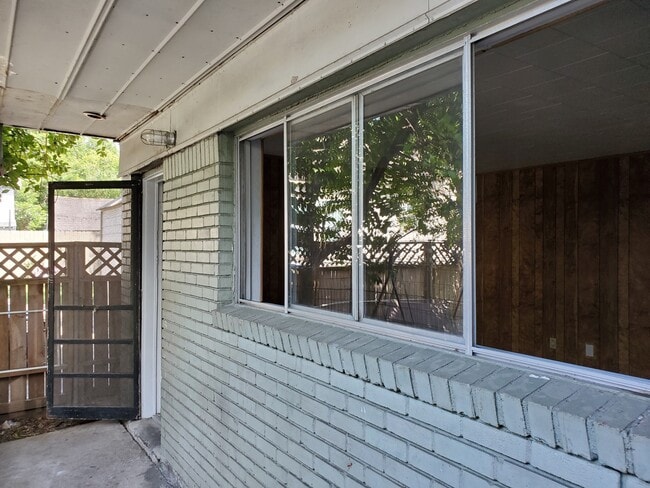 Building Photo - 1506 Collier St Unit 1 Rental